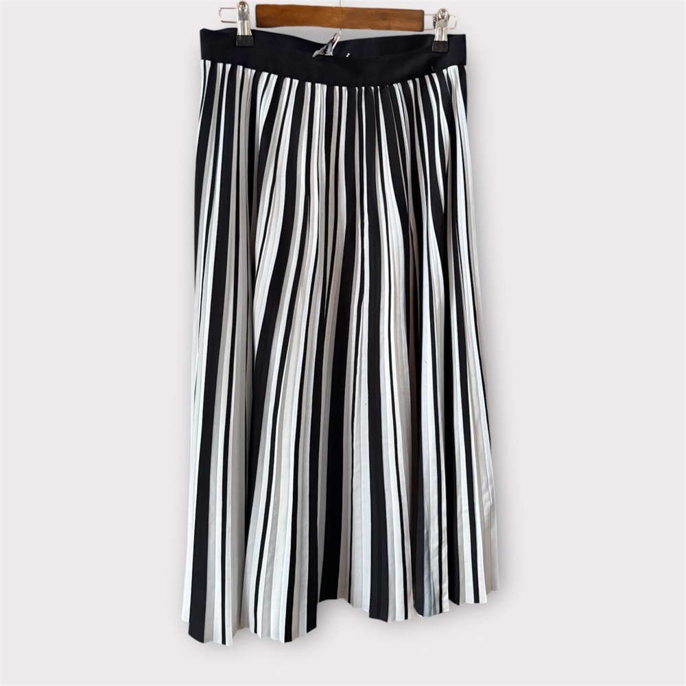 Karl Lagerfeld PARIS Black and White striped pleated Skirt EUC - Picture 3 of 6